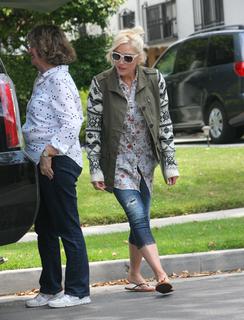 Gwen Stefani feet photo thumbnail