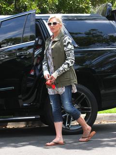 Gwen Stefani feet photo thumbnail