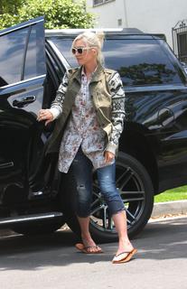 Gwen Stefani feet photo thumbnail