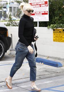Gwen Stefani feet photo thumbnail