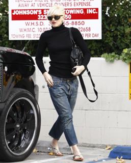 Gwen Stefani feet photo thumbnail