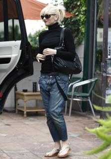 Gwen Stefani feet photo thumbnail