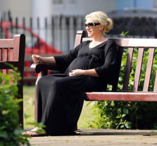 Gwen Stefani feet photo thumbnail