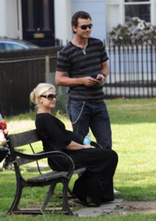 Gwen Stefani feet photo thumbnail