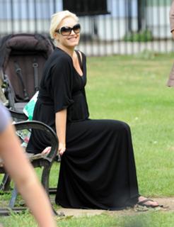 Gwen Stefani feet photo thumbnail