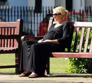 Gwen Stefani feet photo thumbnail