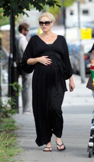 Gwen Stefani feet photo thumbnail