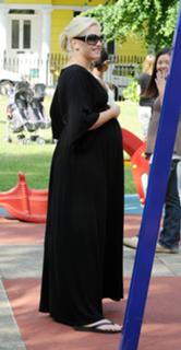 Gwen Stefani feet photo thumbnail