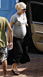 Gwen Stefani feet photo thumbnail