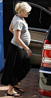 Gwen Stefani feet photo thumbnail