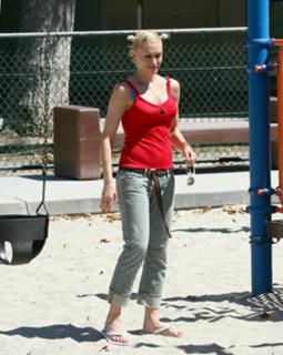 Gwen Stefani feet photo thumbnail