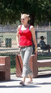 Gwen Stefani feet photo thumbnail