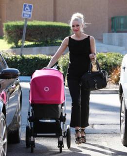 Gwen Stefani feet photo thumbnail