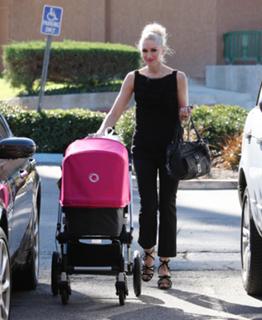 Gwen Stefani feet photo thumbnail