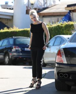 Gwen Stefani feet photo thumbnail
