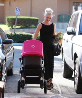 Gwen Stefani feet photo thumbnail