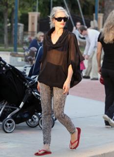 Gwen Stefani feet photo thumbnail
