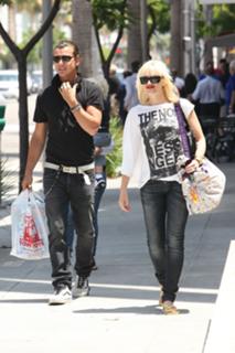 Gwen Stefani feet photo thumbnail