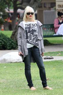 Gwen Stefani feet photo thumbnail