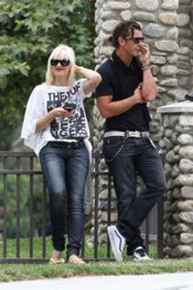 Gwen Stefani feet photo thumbnail