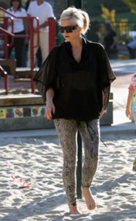 Gwen Stefani feet photo thumbnail