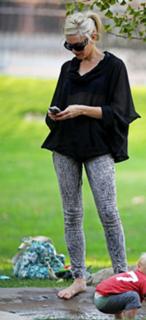 Gwen Stefani feet photo thumbnail