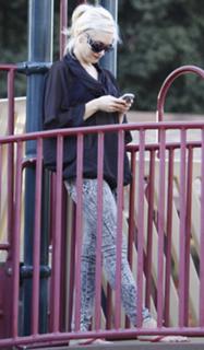 Gwen Stefani feet photo thumbnail