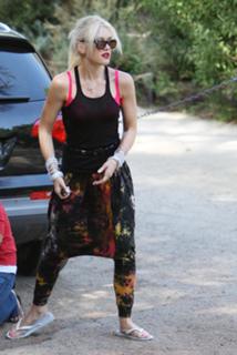 Gwen Stefani feet photo thumbnail