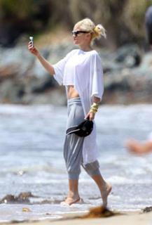 Gwen Stefani feet photo thumbnail