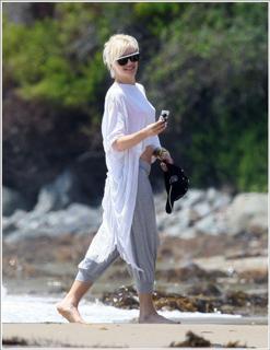 Gwen Stefani feet photo thumbnail