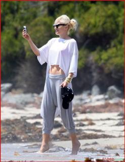 Gwen Stefani feet photo thumbnail