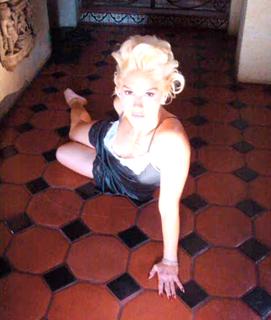 Gwen Stefani feet photo thumbnail