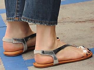 Gwen Stefani feet photo thumbnail