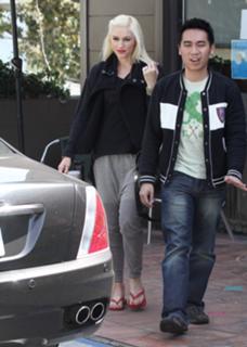 Gwen Stefani feet photo thumbnail