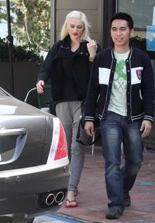 Gwen Stefani feet photo thumbnail