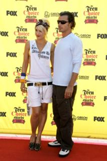 Gwen Stefani feet photo thumbnail