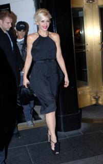 Gwen Stefani feet photo thumbnail