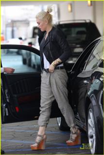 Gwen Stefani feet photo thumbnail