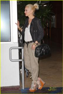 Gwen Stefani feet photo thumbnail