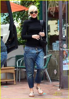 Gwen Stefani feet photo thumbnail