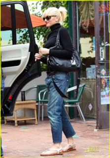 Gwen Stefani feet photo thumbnail