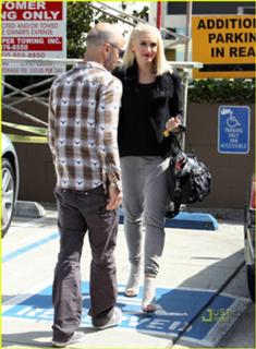 Gwen Stefani feet photo thumbnail