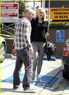Gwen Stefani feet photo thumbnail