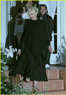 Gwen Stefani feet photo thumbnail