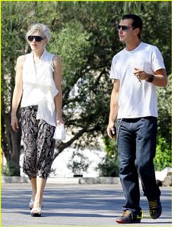 Gwen Stefani feet photo thumbnail