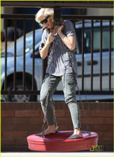 Gwen Stefani feet photo thumbnail