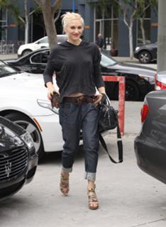 Gwen Stefani feet photo thumbnail