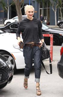 Gwen Stefani feet photo thumbnail