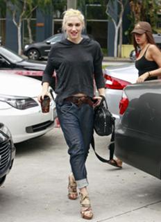 Gwen Stefani feet photo thumbnail