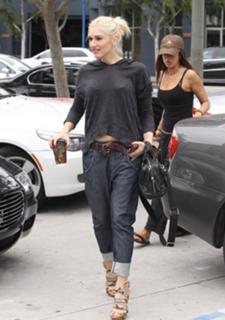 Gwen Stefani feet photo thumbnail